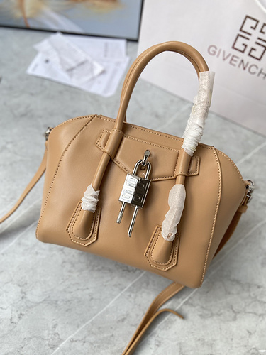 Givenchy-591c9beb